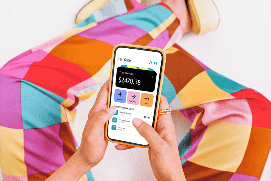 Persona revisando el saldo y movimientos de su cuenta bancaria en una app móvil colorida.