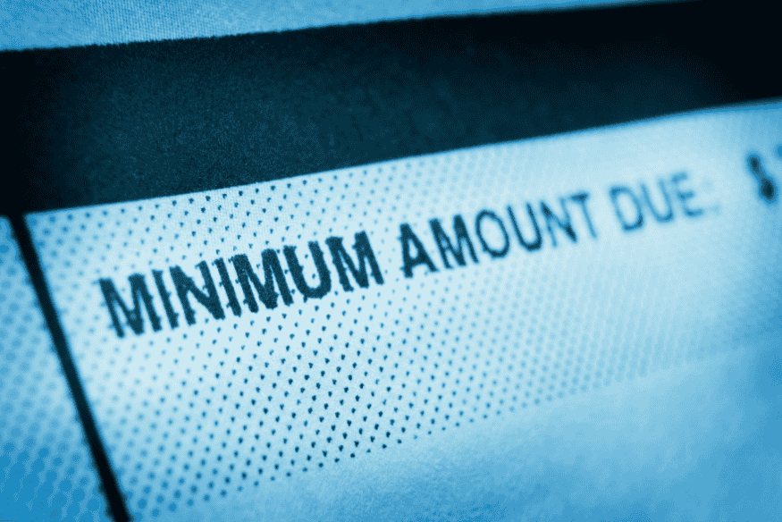 Primer plano de un estado de cuenta con la frase "Minimum Amount Due".