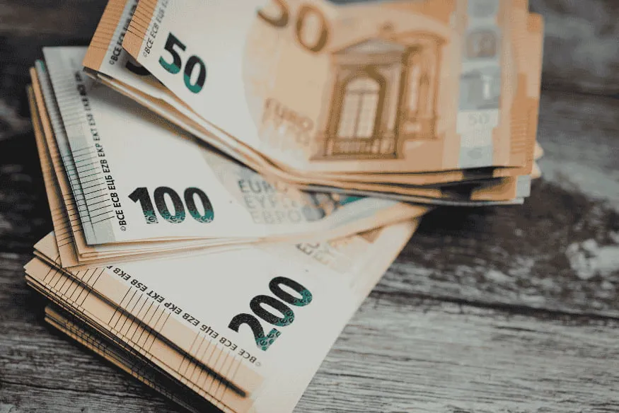Billetes de euros representando ahorros y activos financieros en el cálculo del patrimonio neto