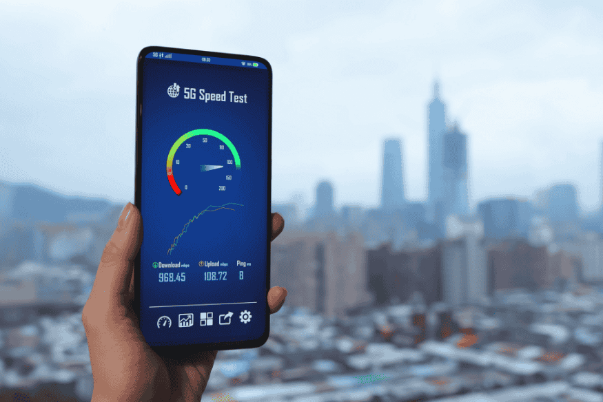 Prueba de velocidad 5G en un teléfono móvil para comparar calidad de planes de internet