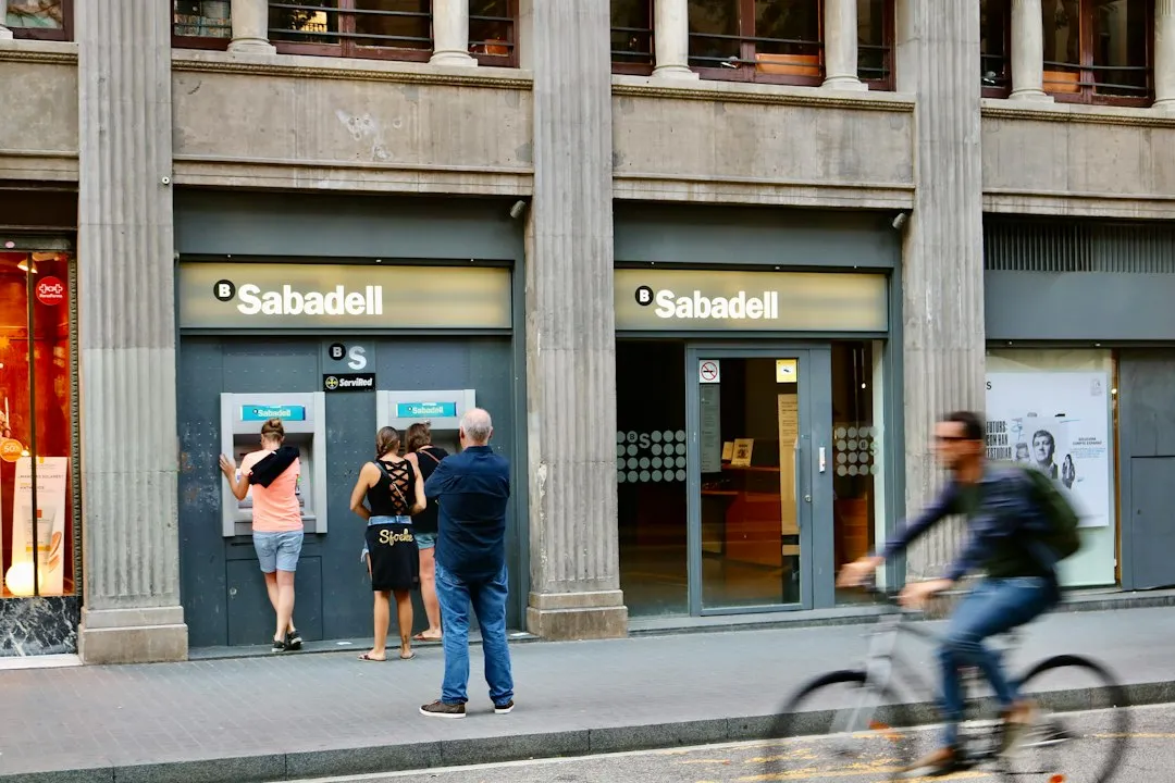 Sabadell: Análisis Completo del Banco para Españoles