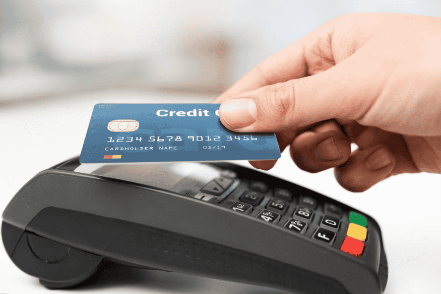 Persona insertando tarjeta de crédito en terminal de pago.