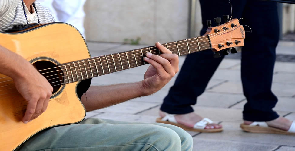 Sonhar Com Violão- Pessoa Tocando