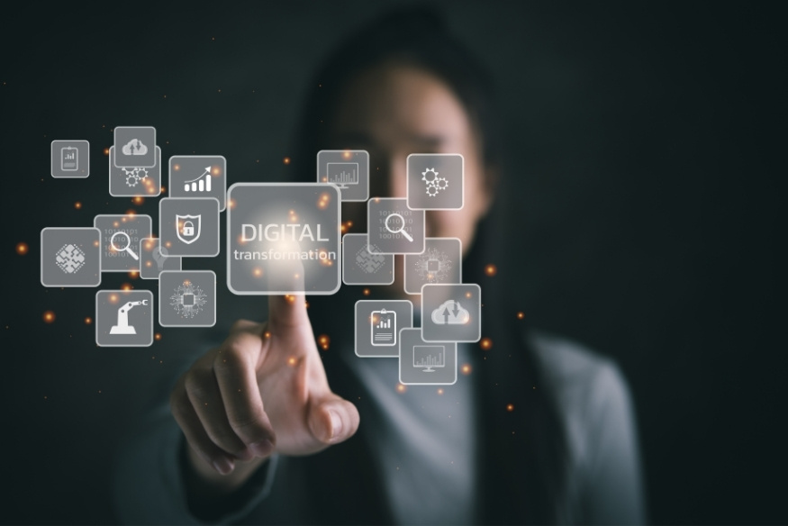 Persona interactuando con una interfaz digital que muestra iconos relacionados con transformación digital.