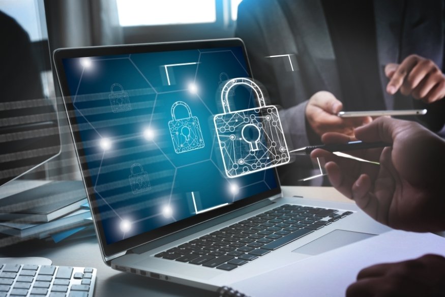 Computadora portátil con iconos de candado representando seguridad digital y protección de datos.