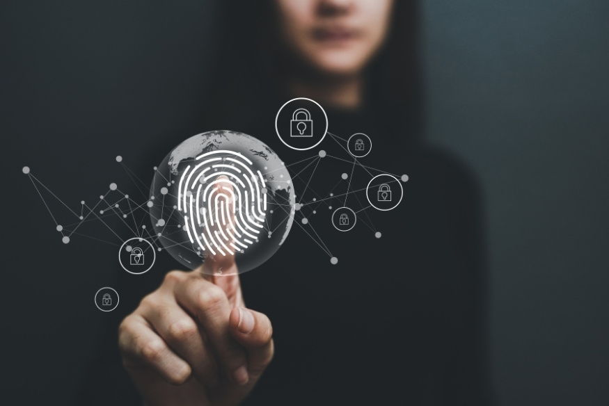Persona tocando una interfaz digital con huella dactilar para acceso seguro.