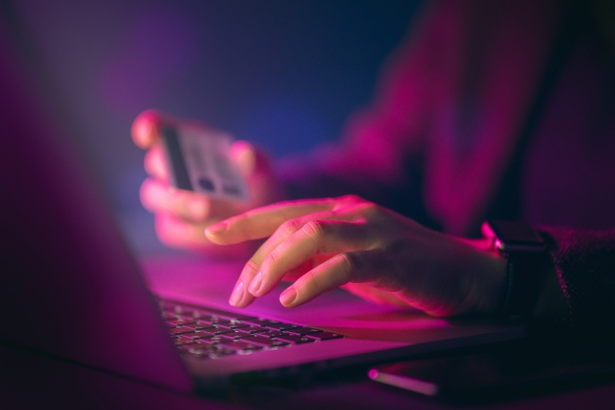 Mujer haciendo una compra online con tarjeta de crédito