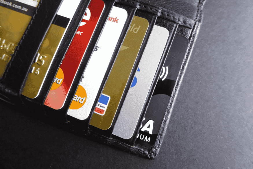 Varias tarjetas bancarias en billetera de cuero negra