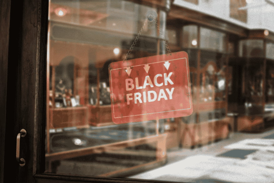 Cartel de Black Friday en vitrina de tienda, ideal para compras grandes con tarjeta de crédito