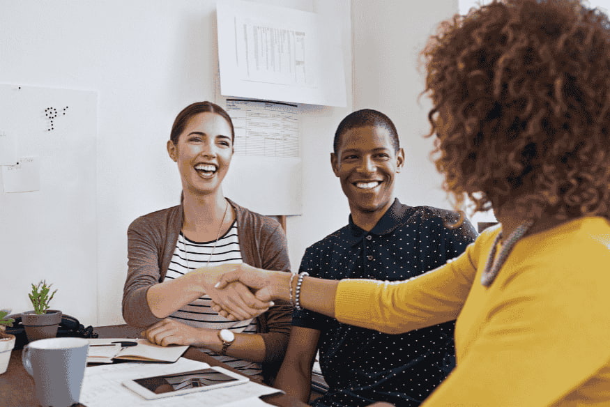 Personas jóvenes acordando condiciones para una compra grande con tarjeta de crédito