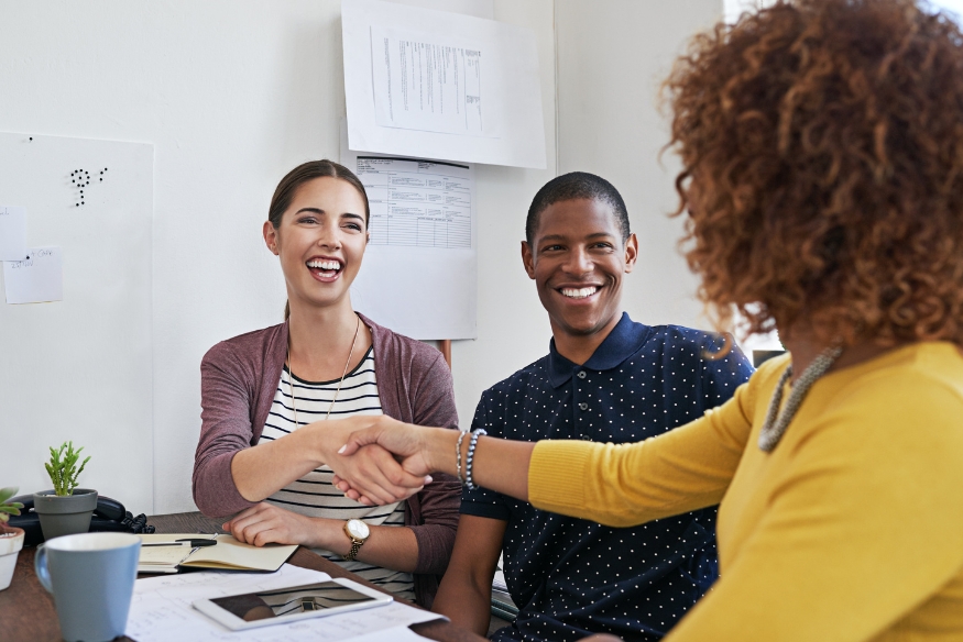 Personas jóvenes acordando condiciones para una compra grande con tarjeta de crédito