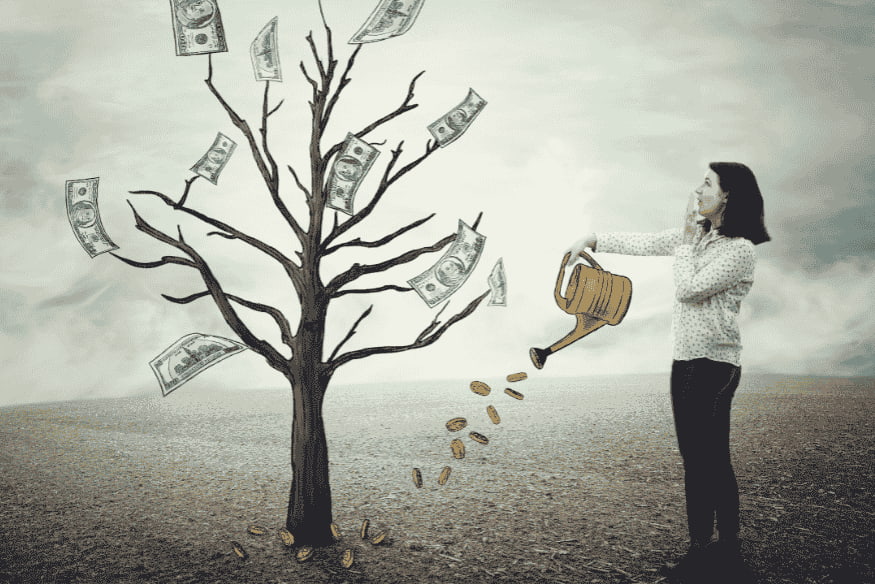 Mujer regando un árbol con hojas de billetes, ilustrando ingresos pasivos.