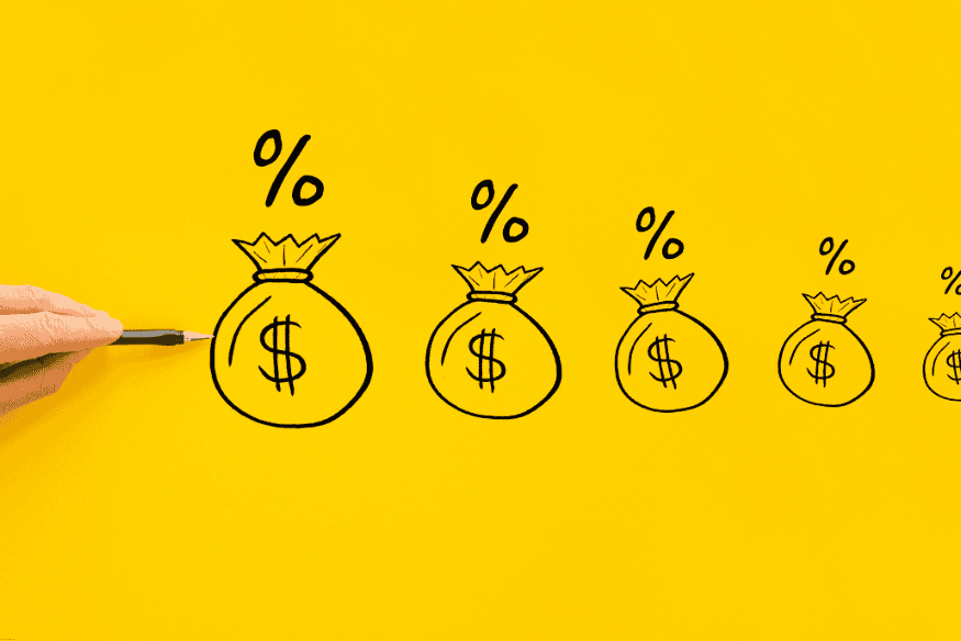 Ilustración de bolsas de dinero con símbolos de porcentaje en fondo amarillo.