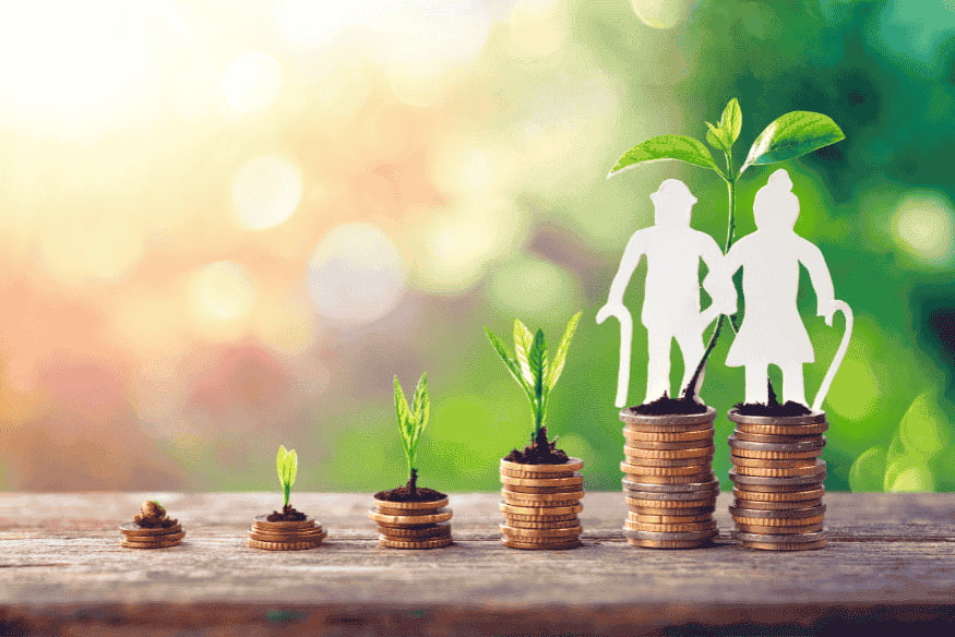 Monedas creciendo con plantas y figuras de personas mayores sobre ellas, simbolizando ahorro a largo plazo.