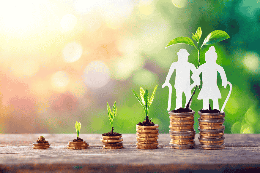 Monedas creciendo con plantas y figuras de personas mayores sobre ellas, simbolizando ahorro a largo plazo.