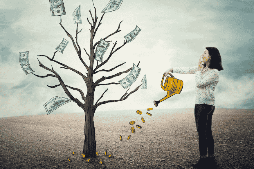 Mujer regando un árbol con hojas de billetes, ilustrando ingresos pasivos.