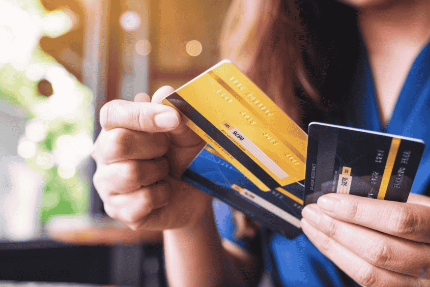 Persona revisando tarjetas de crédito con banda magnética