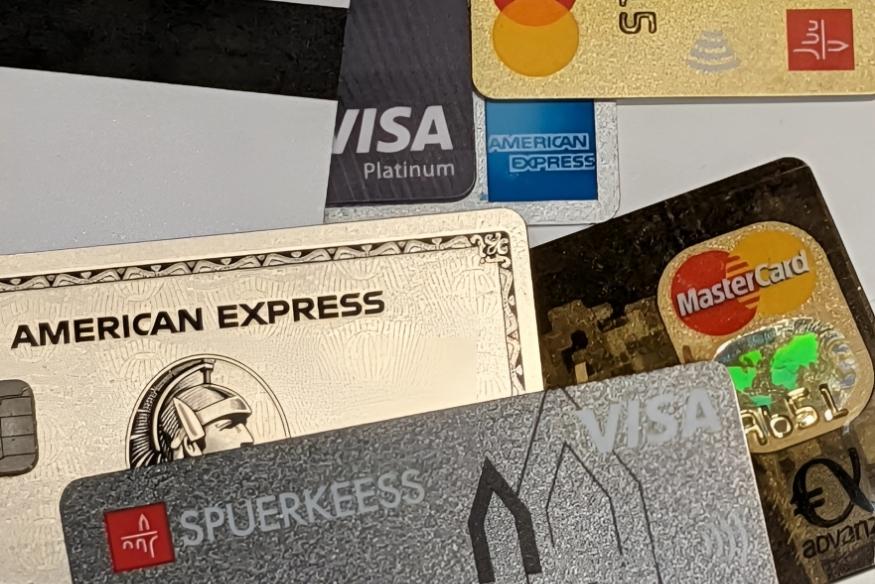 varias tarjetas de crédito de diferentes marcas, incluyendo Visa, Mastercard y American Express