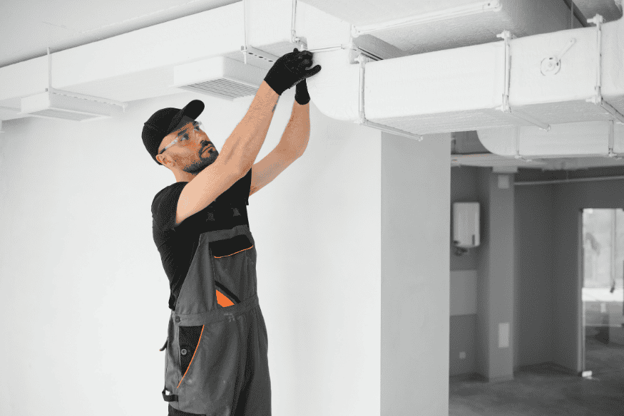 Profesional realizando mantenimiento del hogar en instalaciones interiores