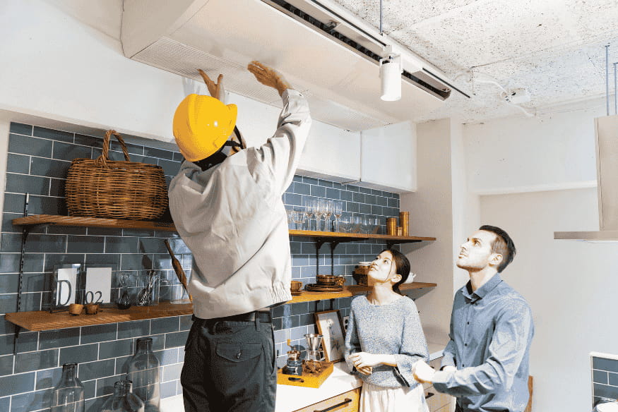 Técnico realizando mantenimiento del hogar en un sistema de aire acondicionado