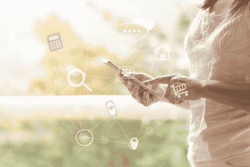 Persona usando el teléfono móvil con iconos de servicios digitales para evaluar planes móviles