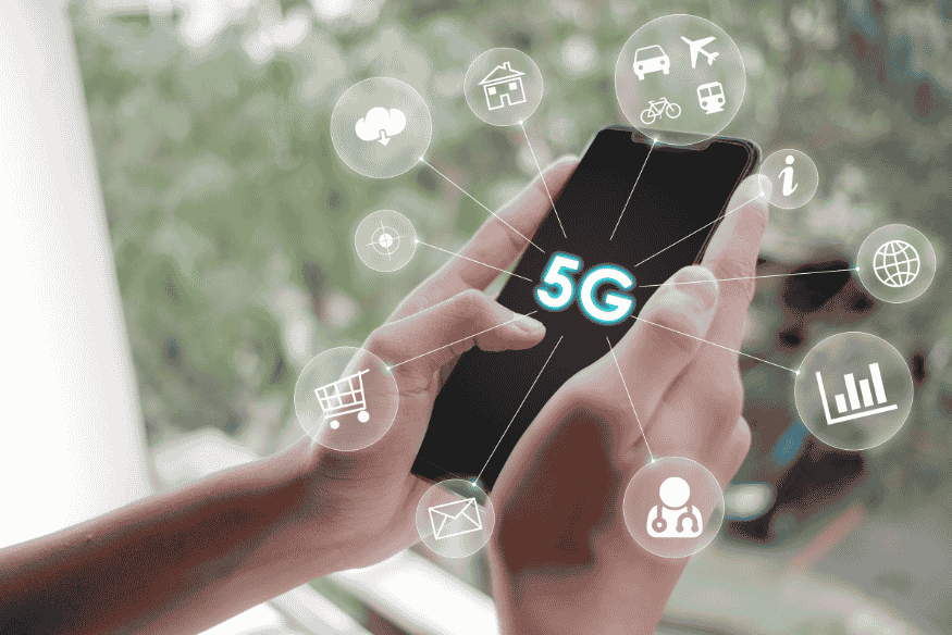 Teléfono móvil con iconos de 5G y servicios digitales para comparar planes de internet y móvil